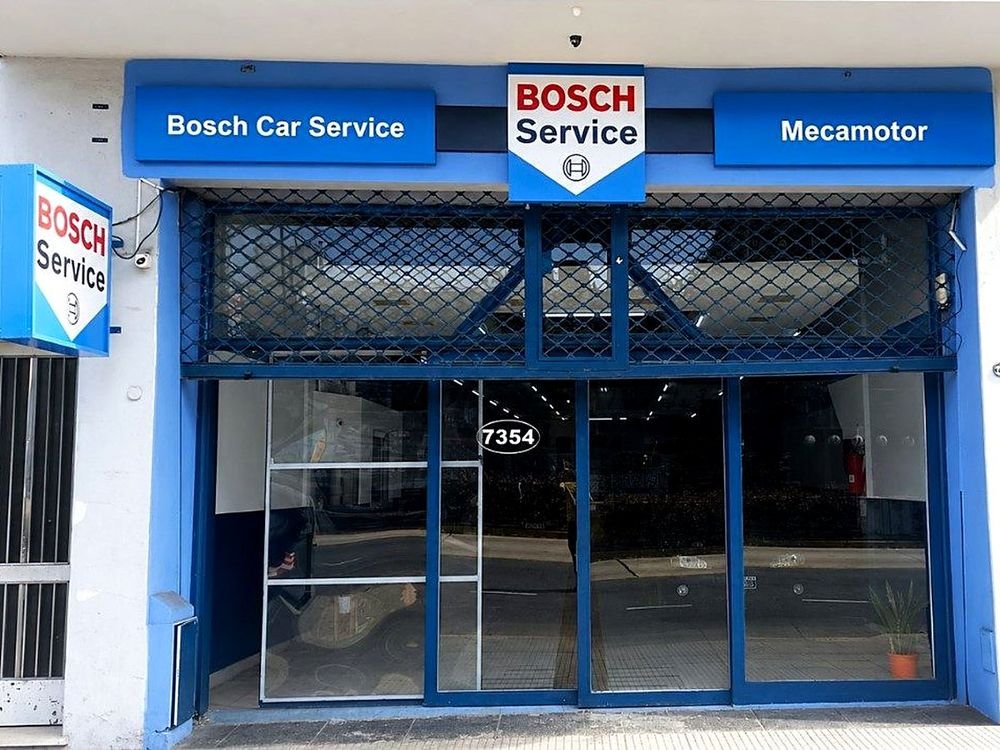 Fachada del taller Mecamotor en Av. San Martín 7354, con el cartel Bosch Car Service