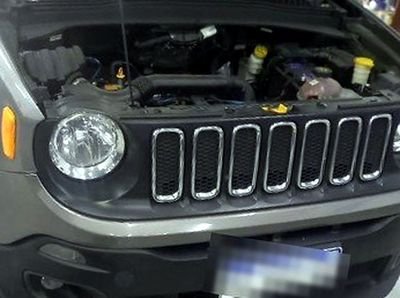Jeep con el capot abierto en el taller