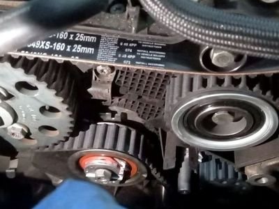 Correa, tensor y polea de distribución nuevos montados en un motor