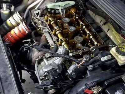 Motor con la tapa de válvulas retirada