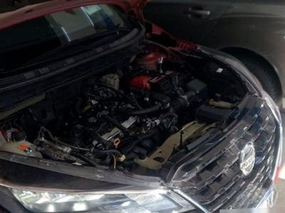 Nissan con el capot abierto en el taller