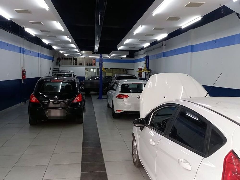 Interior del taller Mecamotor con varios autos en servicio