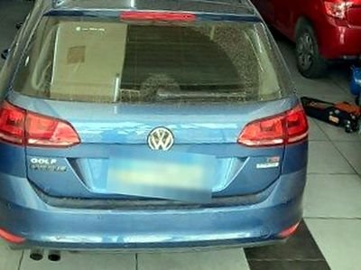 Volkswagen Golf dentro del taller