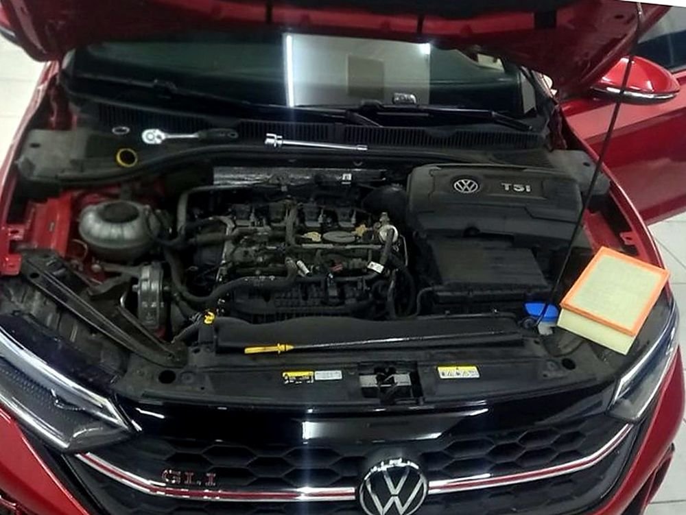Vano motor de un Volkswagen Vento TSI con el capot abierto en el taller